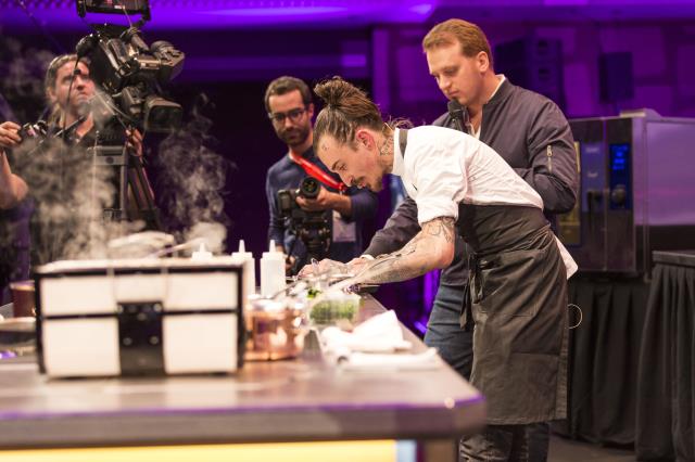 Guillaume Sanchez : chartreuse, herbes fraîches, yaourt. Un dessert qui s'inspire de l'univers de la forêt, de la nature, du givre.