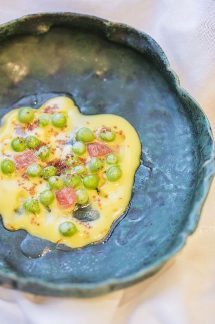 Alexandre Mazzia  : petits pois infusés au café, beurre blanc au safran, miettes de bacon, pamplemousse.