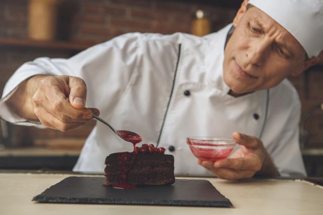 Les desserts de restaurant à base de produits fragiles (crèmes, mousses…) doivent être assemblés au plus près du service, en prenant toutes les précautions d'hygiène appropriées, tant au niveau du matériel que du personnel et du milieu.