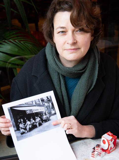 Comme on peut le voir sur cette photo retrouvée par Emmanuelle Cronier, l'Etat favorise les restaurants gratuits pour militaires ou autres soupes populaires pour lutter contre la déshérence.