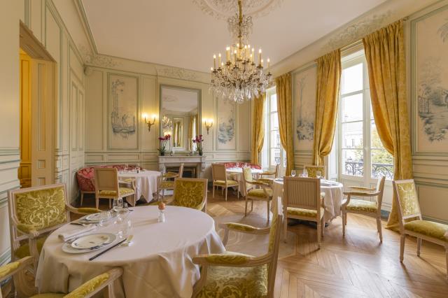 L'un des salons du Quanjude. La décoration mêle subtilement les deux cultures, en invitant fresques et vaisselle chinoises dans  une maison bourgeoise bordelaise.