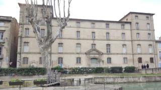 Un bâtiment historique du Quai Dillon, au coeur de la ville