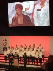 La promotion Passion Dessert 2019, accueillie sur scène par Gwendal Poullennec, directeur...