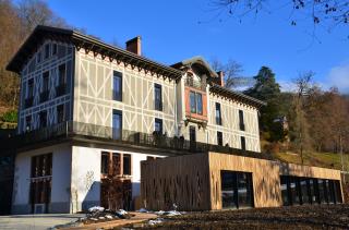 Totalement rénové, le Grand Chalet des Thermes abrite également cinq chambres d'hôte et une grande...