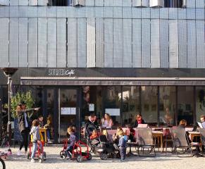 Le Super Café, à Paris (XXe) fait la part belle aux enfants tant sur la carte que dans la salle,...