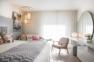 Une des chambres rénovées du Croisette Beach Hotel MGALLERY by Sofitel à Cannes