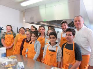 Les chefs Patrick Henriroux (à droite) et Grégory Cuilleron (à sa gauche) et aux côtés des 12...