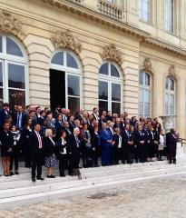 Les participants au 23e congrès de l'Amforht sur le parvis de l'Hôtel de Lassay, résidence du...