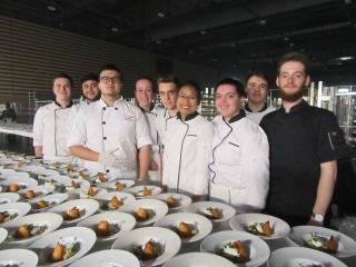 Les lycéens mettent en place les entrées dans les cuisines d'Eurexpo Lyon.