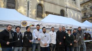 Vite, une p'tite photo souvenir des restaurateurs avec Claire Cotte, déléguée départementale du...