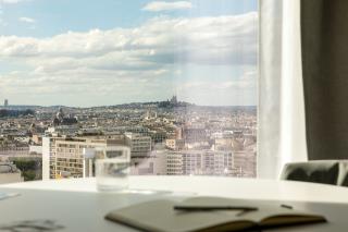 La tour culmine à 60 m de haut et offre ainsi une vue extraordinaire sur Paris.