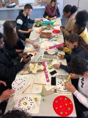 Les élèves de Camille Claudel pendant l'atelier pour reproduire les critères esthétiques de chaque...