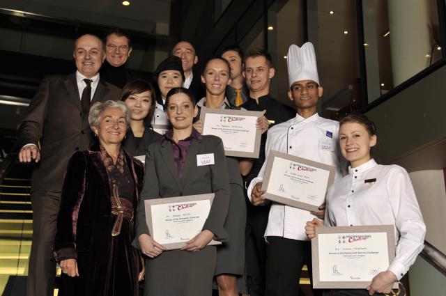 Les lauréats du challenge, accompagnés de Denis Hennequin, Président-directeur général du groupe Accor, Antoine Recher, Directeur exécutif Ressources Humaines, Yann Caillère, Directeur général délégué en charge des opérations monde et Evelyne Chabrot, Dir