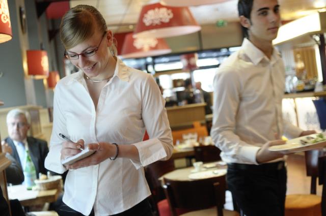 Parmi la centaine d'offres à pourvoir au sein du groupe Flo, la moitié concernent le domaine du service. Ici, début du coup de feu dans une Taverne de Maître Kanter.