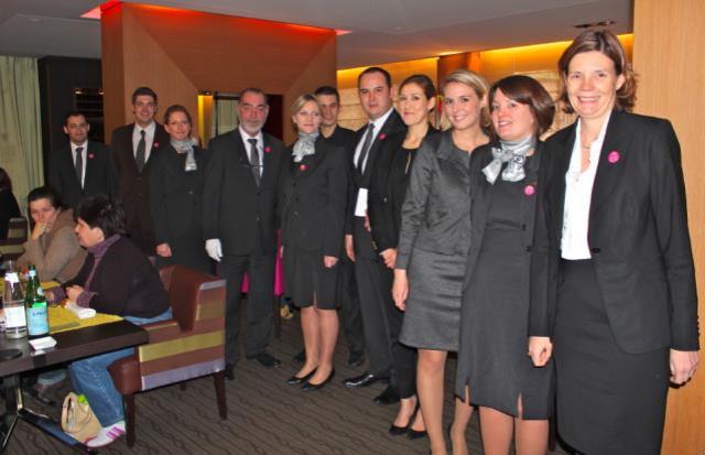 Au premier plan Sandrine Hugonot directrice général du Sofitel Strasbourg Grand Ile et les managers de l'hôtel ont servis les Restaurants du coeur.