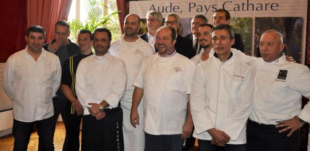 Gilles Goujon, Chef 3 étoiles de l'Auberge du Vieux Puits entouré des Chefs de l'Aude pour la sortie de son  livre.