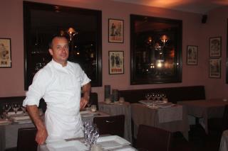 Stéphane Avelin, chef Au Caprice des Deux, propose une cuisine gastronomique, alliant tendances et...