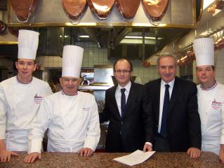 Les partenaires de l'opération : Paul Bocuse, Bruno Treffel, président de l'ANPCR, et Jean Fleury,...