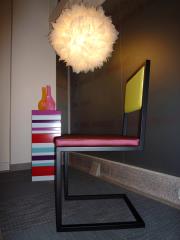 La chaise Pied Tine des Pieds sur la Table, créée par Sandrine Reverseau et le luminaire en...