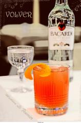 le Volver, un cocktail doux et subtil à base d'herbes de Provence, de Bacardi Ron Superior, de...