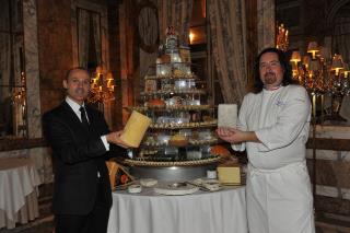 Emmanuel Fournis et Xavier Thuret MOF fromager lors d'une dégustation de fromages.