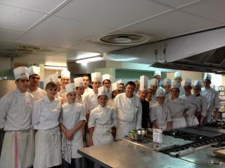 Jean-François Lemercier, entouré des professeurs de cuisine et des 24 élèves en première année de...