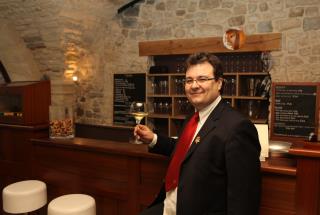 Stéphane Debaille apprécie l'ambiance créée par le bar à vins du Lisita.