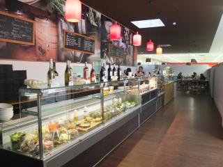 Dans la vitrine de la cafétéria, entrées plats et desserts sont servis en bocaux de verre.