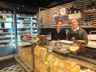 Derrière la banque des fromages affinés par Hervé Mons, Hugues Garel, responsable boutique, et...