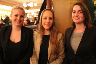 De gauche à droite : Stéphanie Vallet, Audrey Peguret, et Elise Provost au Select, à Paris. Un café...