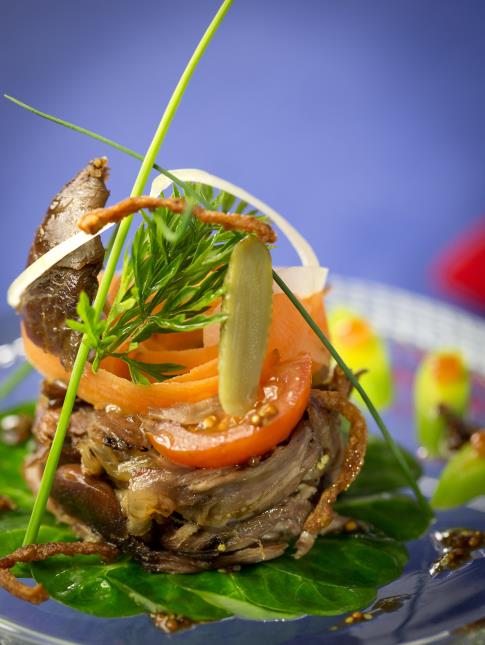 Brasseries Kronenbourg et le chef Philippe Etchebest défendent le goût à la française en associant les bières 1664 au repas, par exemple, avec une Salade de confit de canard.