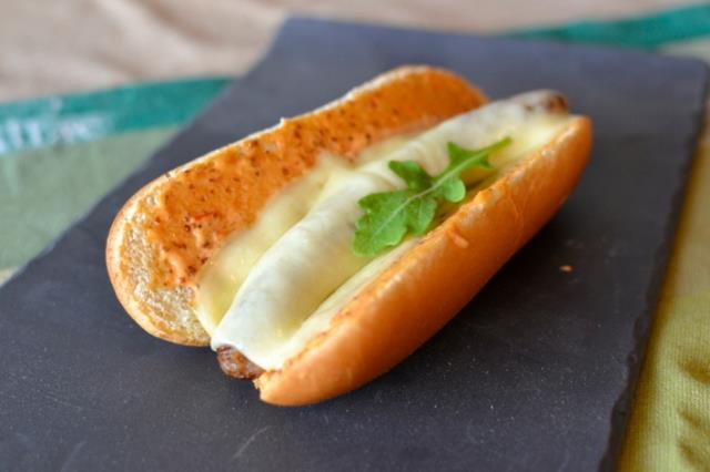 Le hot dog auvergnat est composé d'un pain à hot dog Jacquet, d'une saucisse des Viandes du Père Joffrois, boucher originaire de Pierrefort dans le Cantal, d'une tranche de Saint-Nectaire AOP et d'une sauce faite maison.