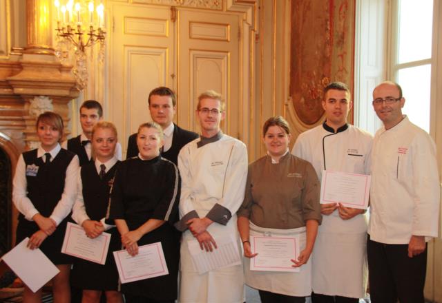 Laurent Gras, président de l'Umih38 (à droite) et huit des 10 meilleurs apprentis isérois, soit, de gauche à droite, Leslie (21 ans), Romain (17 ans), Brooke (19 ans), Marie (23 ans), Guillaume (27 ans), Xavier Cuttat (22 ans), Charlotte (24 ans) et Jean-