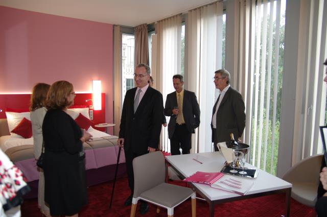 Au premier plan, Evelyne Olayat-Bardisa, proviseur du lycée Guillaume Tirel, et François Weil, recteur de l'académie de Paris, dans la chambre Mercure de l'hôtel d'application.