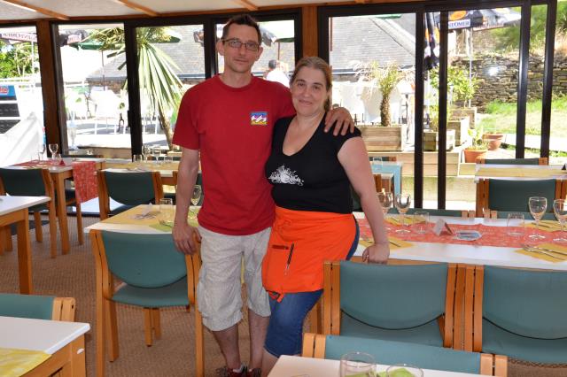 Yann et Sarah dans l'une des salle du restaurant, en arrière plan la terrasse et le coin des enfants