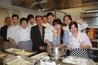 Les étudiants chinois de la Shanghai Trade School dans la cuisine du restaurant d'application...