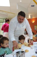 Le chef Alain Llorca aux petits soins pour les enfants