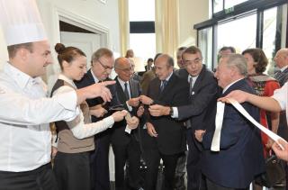 Hervé Fleury, directeur général de l'Institut Paul Bocuse, Gérard Collomb, maire de Lyon (au...