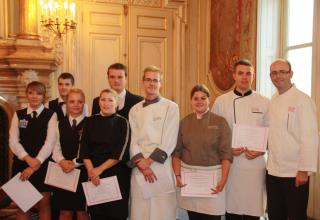 Laurent Gras, président de l'Umih38 (à droite) et huit des 10 meilleurs apprentis isérois, soit, de...