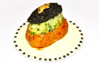 Pomme Charlotte cuite au four, caviar esturgeon blanc de caviar passion et crème aigrelette.