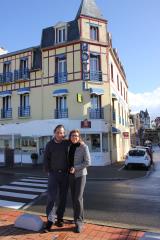 Christophe et Marie-Laure Riche devant leur hôtel-restaurant, le Bellevue, à Mers-les-Bains.