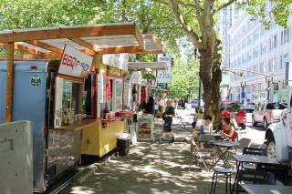 Un restaurant de rue et sa terrasse improvisée, à Portland, aux Etats-Unis.