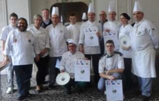 Les lauréats avec leurs diplômes et assiettes fournis par l'OCI.