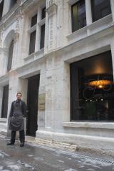 Olivier Da Silva devant la somptueuse façade de l'Hôtel Romé où s'est installé L'Odas