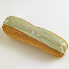 L'éclair pistache est garni d'une crème à la pâte de pistache.