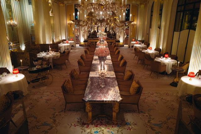 La salle du restaurant a été repensée par l'architecte d'intérieur Rémi Tessier, autour d'une table centrale de 12 mètres de long.