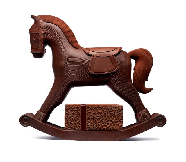 Maxime Frédéric a réalisé la bûche de Noël de Cheval Blanc qui se compose de différents chocolats.