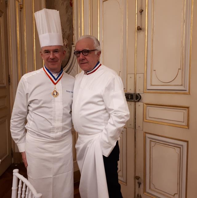 «Un MOF a toujours la volonté de faire mieux demain ce qu'il n'a pas fait hier» martèle le chef Philippe Girardon, ici en compagnie d'Alain Ducasse lors du prestigieux dîner des Chefs organisé à la Préfecture de l'Isère la veille de la finale du concours 