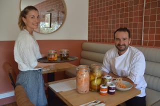 Au Garde-Manger, Jennifer Abroudjameur est en salle, Benjamin Léonard aux fourneaux. Ce restaurant...