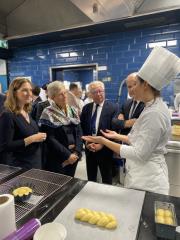 Visite des cuisines du CFA Médéric pour les ministres. De g. à d. : Carole Granjean, Genevière Darrieussecq, Didier Chenet, une apprentie.